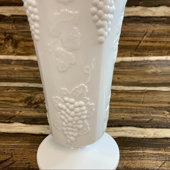 Milk Glass vase Harvest Grape pattern - Picture 3 of 12